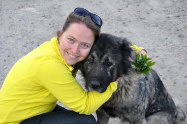 genç kadın bir köpek sarılma