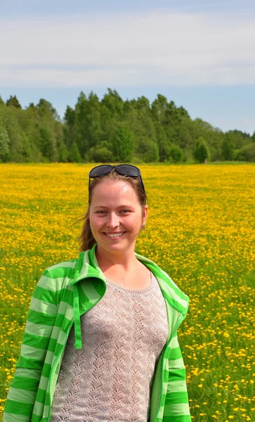 Девушка в поле с одуванчиками — стоковое фото