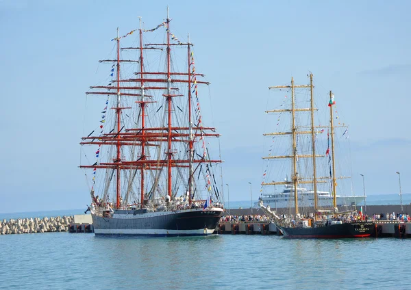 Russische barque "Sedov" en Bulgaarse barkentijn "Kaliakra" in de haven van Sotsji — Stockfoto