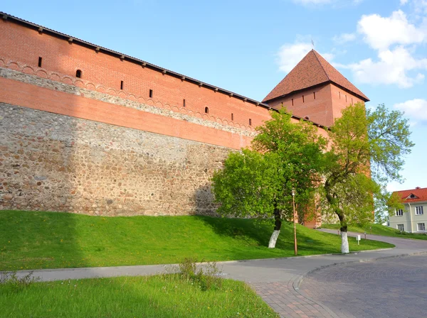 Věž a stěna Lida hradu. Bělorusko — Stock fotografie