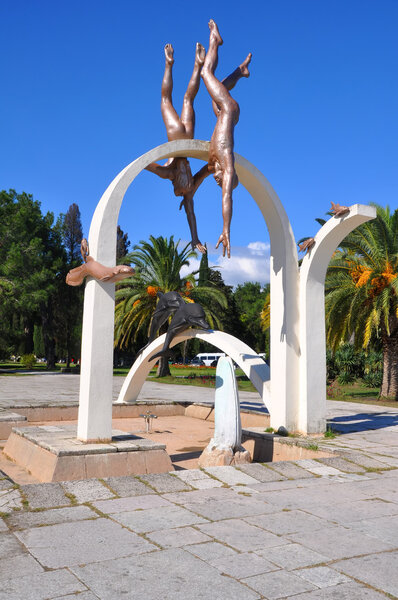 ПИЦСУНДА, АБХАЗИЯ - 7 октября 2013 года. Композиция "Жемчужные водолазы
"