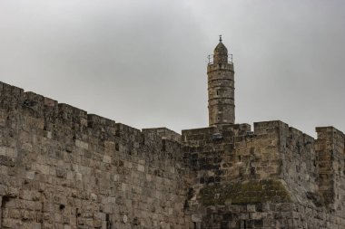 Kudüs, İsrail - 5 Kasım 2020: Obercast gününde antik şehir duvarlarının üzerinde yükselen Davut Kalesi.