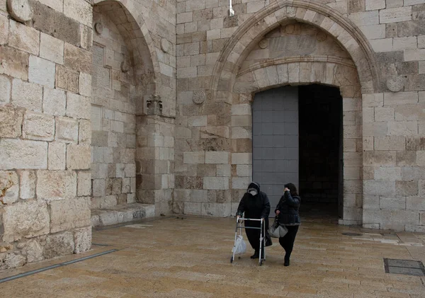 Jerusalém Israel Novembro 2020 Duas Mulheres Ortodoxas Judias Usando Máscaras — Fotografia de Stock