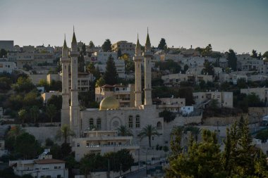 Abu Ghosh, İsrail - 13 Kasım 2020: Kubbe ve dört minaresi ile birlikte Kudüs yakınlarındaki Abu Ghosh köyündeki Büyük Kadirov camii İsrail 'in en büyük ikinci camii..