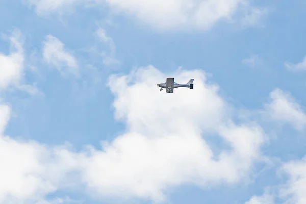 Avión Ligero Vuelo Cielo Parcialmente Nublado Azul Claro —  Fotos de Stock