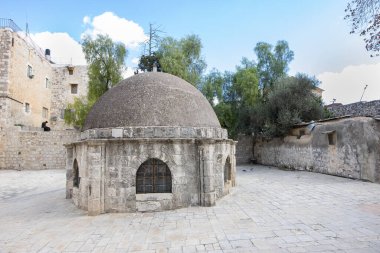 Kudüs, İsrail - 21 Kasım 2020: Kubbe, kutsal mezarlık kilisesinin çatısı, Kudüs, İsrail. Etiyopyalı bir keşiş, Etiyopya kilisesine ait olan yerleşkenin arkasında oturuyor..