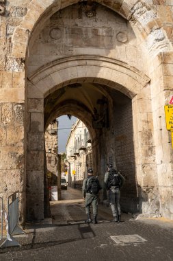 Kudüs, İsrail - 17 Aralık 2020: Eski Kudüs şehrinin sokaklarında devriye gezen iki İsrail sınır polisi.