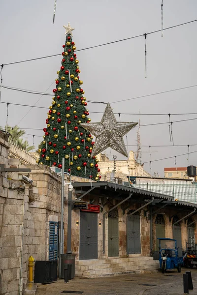 Kudüs, İsrail - 17 Aralık 2020: Corona salgınında Kudüs 'te süslü bir Noel ağacı ve kapalı dükkanlar.