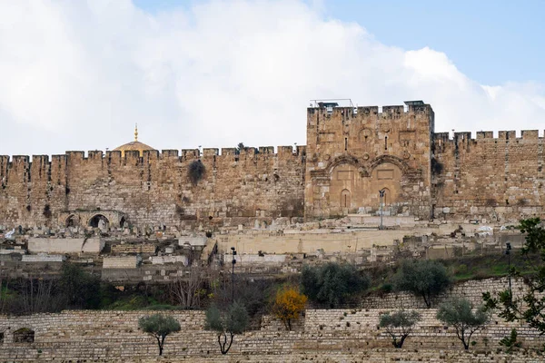 イスラエル エルサレム 2020年12月17日 古代エルサレムの城壁の中にある 慈悲の門 外側にイスラム教徒の墓地 内側にある岩のドーム — ストック写真