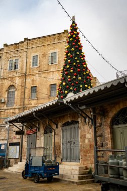Kudüs, İsrail - 17 Aralık 2020: Corona salgınında Kudüs 'te süslü bir Noel ağacı ve kapalı dükkanlar.