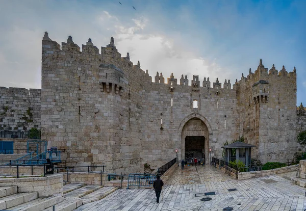 イスラエル エルサレム 2020年12月17日 エルサレムの城壁の旧市街のダマスカス門の上に太陽が昇る — ストック写真