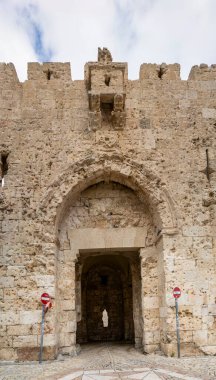 Kudüs, İsrail - 17 Aralık 2020: Eski Kudüs şehrinin duvarlarındaki Zion kapısı, Yahudi mahallesinin girişi..