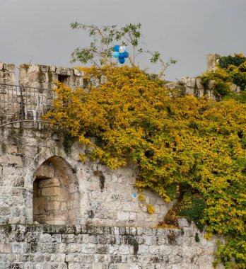 Eski Kudüs 'ün duvarlarında bulutlu bir günde başıboş balonlar
