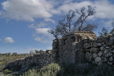 İsrail ve Ürdün arasındaki bir önceki sınıra beton ve taştan yapılmış terk edilmiş eski bir sığınak..