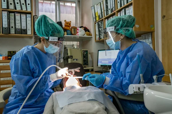 Jerozolima Izrael Stycznia 2021 Dentysta Jego Asystent Pełni Chronieni Przed — Zdjęcie stockowe