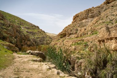 Prat deresinin üzerinde kısmen harap olmuş antik bir su kemeri, İsrail