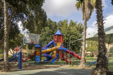 Tze 'elim' de tipik bir İsrail oyun alanı, Güney İsrail 'de bir kibbutz.