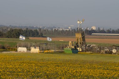 Negev, İsrail - 13 Mart 2021: Bir Demir Kubbe anti roket bataryası, İsrail 'in Negev bölgesinde bir çiçek tarlasına yerleştirildi.