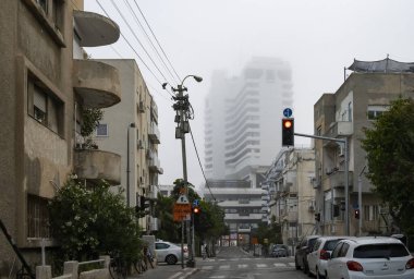 Tel Aviv, İsrail - 16 Nisan 2021 Güney Tel Aviv 'de sisli bir sabah.