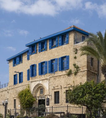 Jaffa, İsrail - 31 Mart 2021: Eski Jaffa, İsrail 'de bulunan tipik Akdeniz mavisi panjurlu eski bir taş ev.