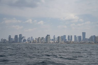 İsrail, Tel Aviv 'in ufuk çizgisi, kısmen bulutlu bir günde Akdeniz' den görüldüğü gibi..