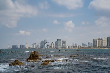 İsrail, Tel Aviv 'in ufuk çizgisi, kısmen bulutlu bir günde Akdeniz' den görüldüğü gibi..