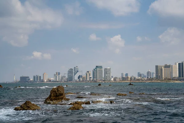 İsrail, Tel Aviv 'in ufuk çizgisi, kısmen bulutlu bir günde Akdeniz' den görüldüğü gibi..