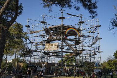 Tel Aviv, İsrail - 31 Mart 2021: İsrail 'in Tel Aviv kentindeki bir parkta bir halat macera eğlencesi etrafında kalabalık.