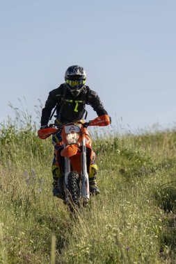 Rosh HaAyin, İsrail - 29 Mart 2021: Açık ve güneşli bir günde, boş bir arazide arazi motosikletlisi.