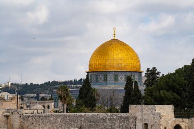 Kudüs, İsrail - 3 Nisan 2021: Kaya Kubbesi 'nin altın kubbesi kısmen bulutlu bir günde.