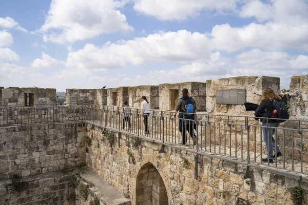 古いエルサレムの古代の壁に観光客は 部分的に曇りの日に 旧市街を囲む 壁の遊歩道 を歩く — ストック写真
