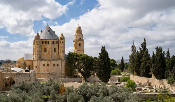 エルサレム イスラエル 2021年4月3日 一部曇りの日に その横にある寮と墓地の修道院 — ストック写真