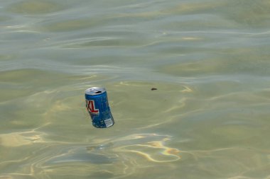 Tel Aviv, İsrail - 15 Nisan 2021 Akdeniz 'de yüzen boş bir meşrubat kutusu.