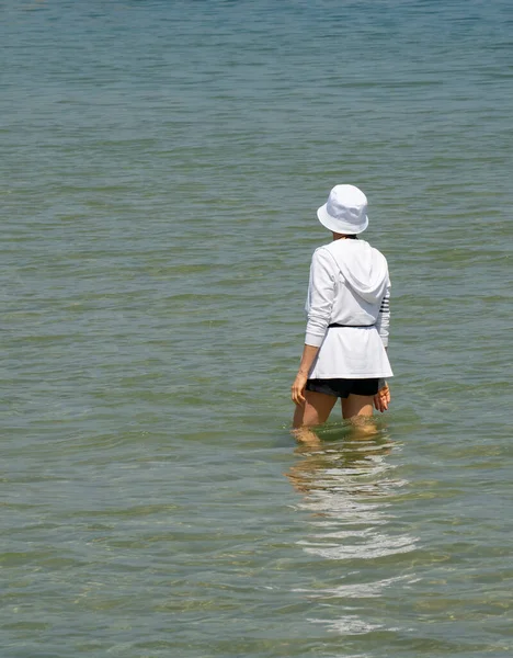 Une Jeune Femme Vêtue Haut Chapeau Blancs Debout Dans Eau — Photo