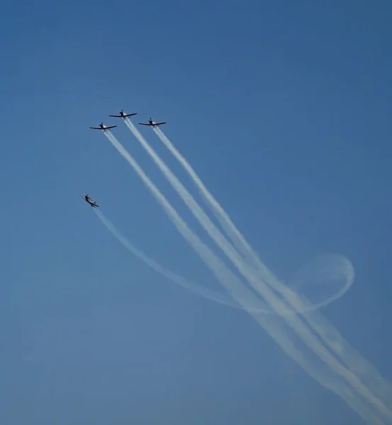 Four Airplane Aerobatic Team Performing Maneuver Airshow — 스톡 사진