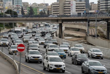 Tel Aviv, İsrail - 25 Mart 2021: İsrail 'in Tel Aviv kentinden geçen bir trafik sıkışıklığı.