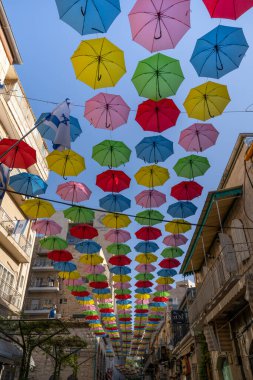 Kudüs, İsrail - 29 Nisan 2021 Kudüs caddesinde asılı renkli dekoratif şemsiyeler.