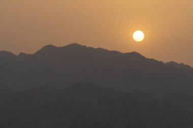 Ürdün, Edom dağlarının tepelerinde sisli bir gün doğumu İsrail 'den görüldüğü gibi.