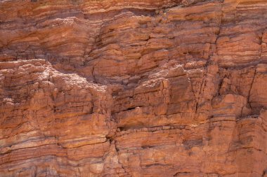 İsrail, Eilat yakınlarındaki Kızıl Kanyon 'da kızıl tortulu kaya oluşumları.
