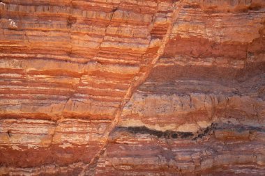 İsrail, Eilat yakınlarındaki Kızıl Kanyon 'da katmanlarında hataları olan kırmızı tortulu kayalar..