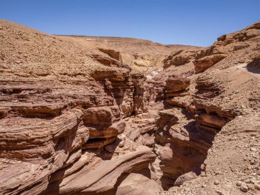 İsrail, Eilat yakınlarındaki Kızıl Kanyon 'da açık ve güneşli bir günde çeşitli kaya oluşumları.