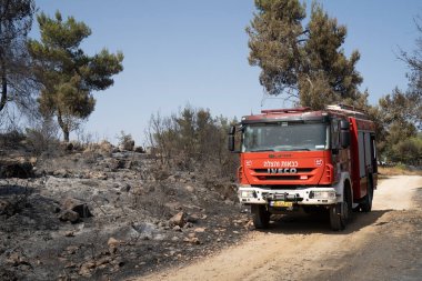 Maale Hahamisha, İsrail - 10 Haziran 2021: İsrail 'in Kudüs kenti yakınlarındaki büyük bir orman yangınını söndürdükten sonra İsrail itfaiye aracı.