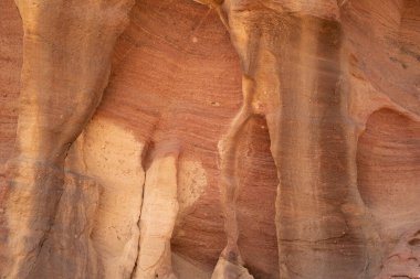 İsrail 'in güneyindeki Timna vadisi parkında, Negev Çölü' nde eşsiz renkli aşınmış tortul kaya oluşumu..