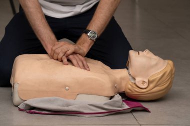 Tel Aviv, İsrail - 5 Ağustos 2021: Tel Aviv, İsrail 'de bir kursta bir kalp masajı oyuncağında yaşam destek tekniği gösterildi.