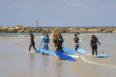 Tel Aviv, İsrail - 15 Ağustos 2021: Tel Aviv, İsrail 'de sahile doğru giden bir sörf sınıfı..