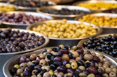 Piyasa tezgahında çeşitli zeytinlerin yüzeysel görüntüsü.