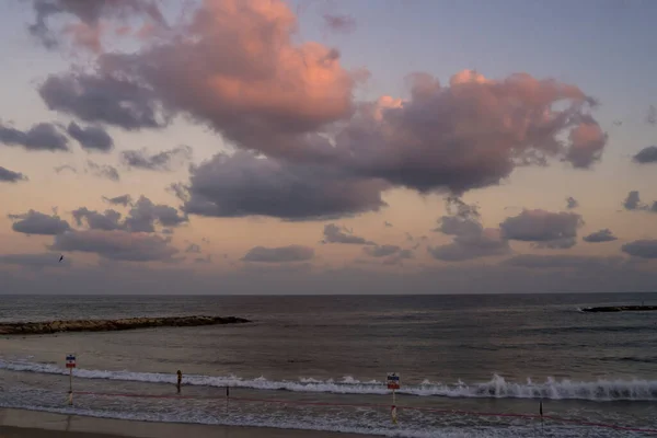 Ciel Nuageux Rougissant Dessus Une Mer Ondulée Aube Seul Bruissement — Photo