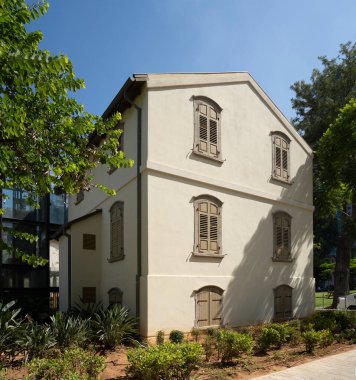 Tel Aviv, İsrail - 19 Ağustos 2021 Tel Aviv 'deki Sarona kompleksindeki yenilenmiş, bir asırdan eski bir tapınak.