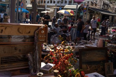 Yafa, İsrail - 20 Ağustos 2021: Jaffa bit pazarında satılık çeşitli ikinci el eşyalar.