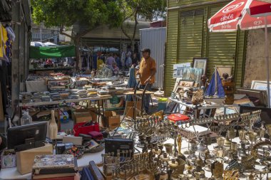 Yafa, İsrail - 20 Ağustos 2021: Jaffa bit pazarında satılık çeşitli ikinci el eşyalar.